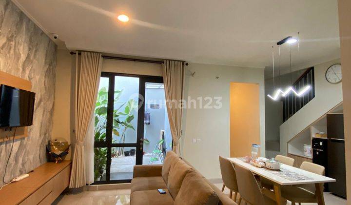 Rumah 2 Lantai di Cluster Neshville Kota Wisata 2