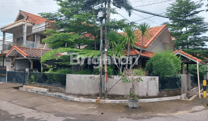 Rumah Asri Terawat Row jalan lebar di Pucang Sawit dekat Bratang  1