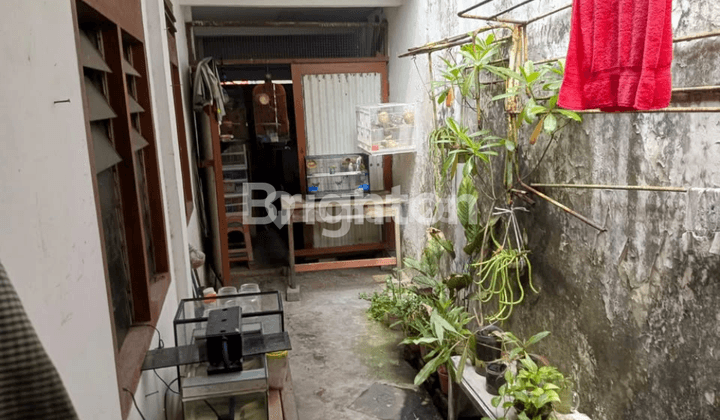 Rumah Bangunan Lama di Jalan Ketintang Baru Lokasi Strategis 2