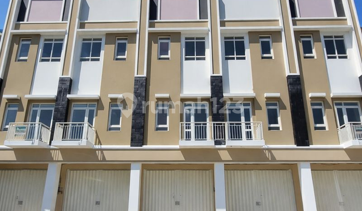 3-Storey Shop House in Kutisari Ready to Use, Strategic Location Near Raya A Yani, Jemursari 1