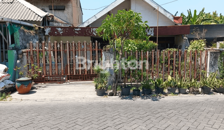 Rumah Bangunan Lama di Jalan Ketintang Baru Lokasi Strategis 1