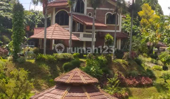 Dijual Villa Besar Ada Kol Renang Di Daerah Cisarua Puncak Bogor.