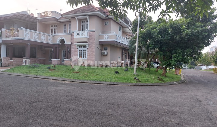 Two-story corner house inside Kota Wisata cluster. 2
