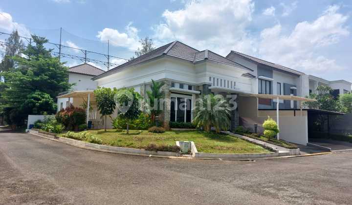 One-story corner house with a swimming pool in the Legenda Wisata housing estate, Cibubur. 2
