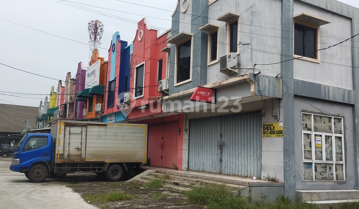Corner shophouse 2 floors by the highway in Kranggan.