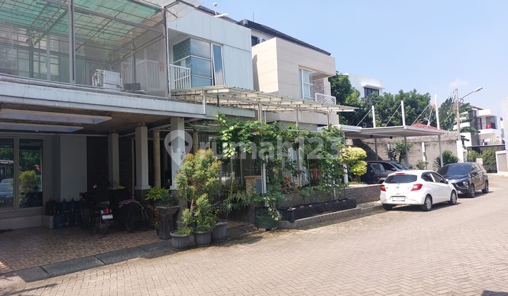Corner house with two floors, renovated, move-in ready, located in the Villa Mutiara Cibubur 2 housing complex. 2