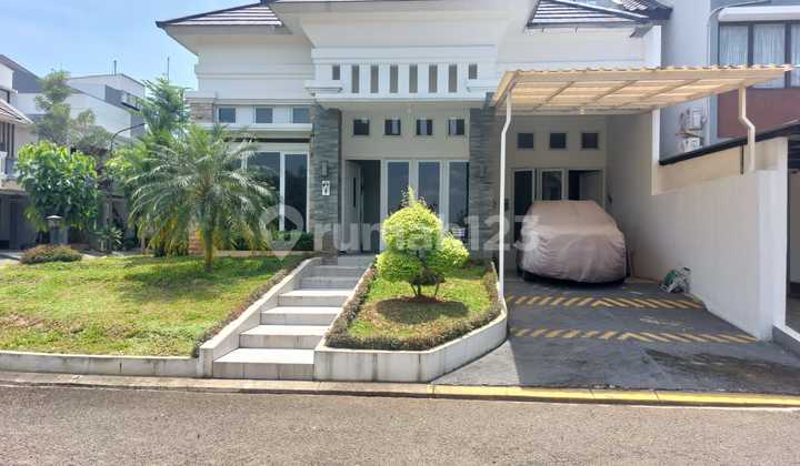 One-story corner house with a swimming pool in the Legenda Wisata housing estate, Cibubur. One-story corner house with a swimming pool in the Legenda Wisata housing estate, Cibubur.