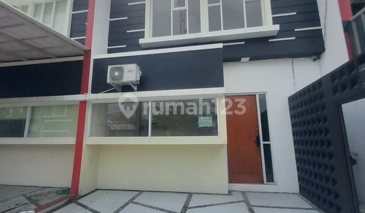 Modern Design 2-Storey Luxury House, Strategic Location with Easy Toll Access, Equipped with Smart Home Facilities, CCTV, and Free Canopy/AC, Comfortable and Secure.