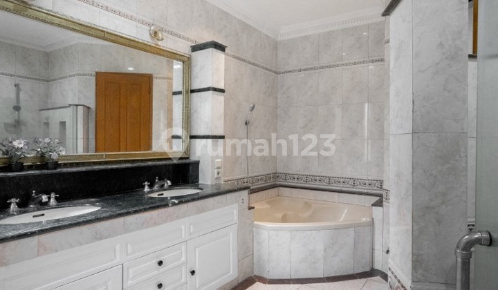Modern 4 Bedrooms House With Pool In Pondok Indah South Jakarta