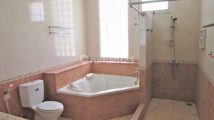 Spacious House With 5 Bedrooms And Pool In Cilandak cld449
