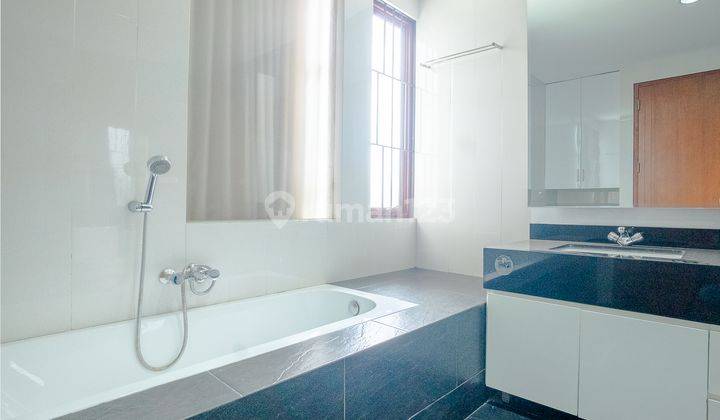 For Rent 4 Bedrooms With Semi Indoor Swimming Pool In Kemang. Best Price Kmgs088