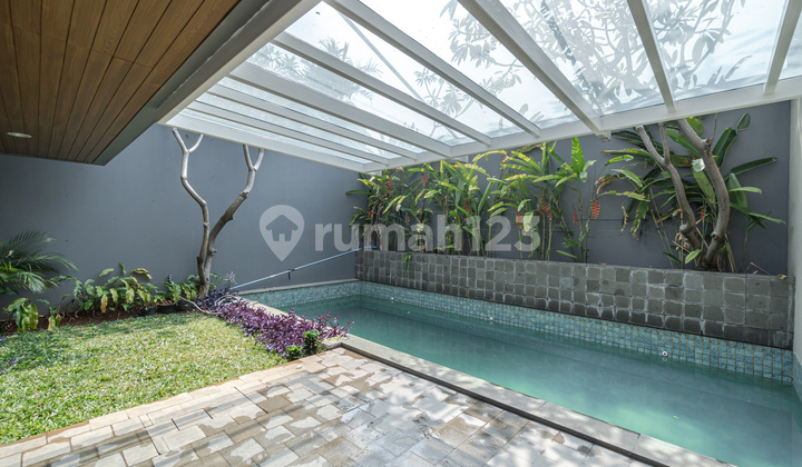 Rumah Besar 4 Kamar Tidur Dengan Kolam Renang Di Kebayoran Baru Kbbr212