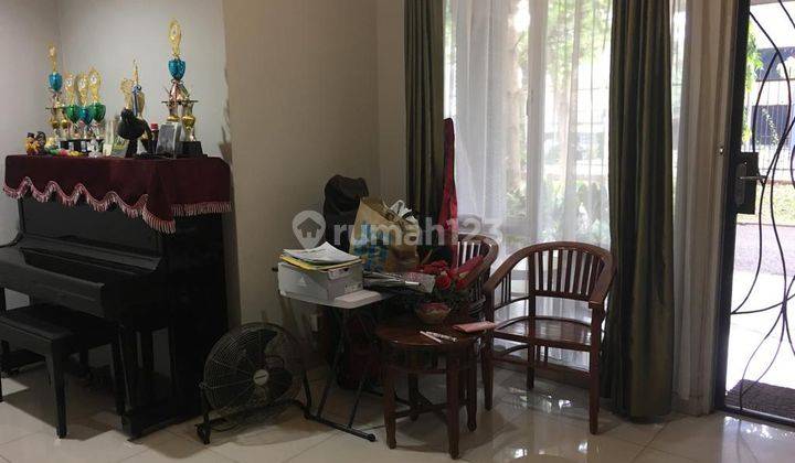 ruang tamu rumah dekat akses tol cls