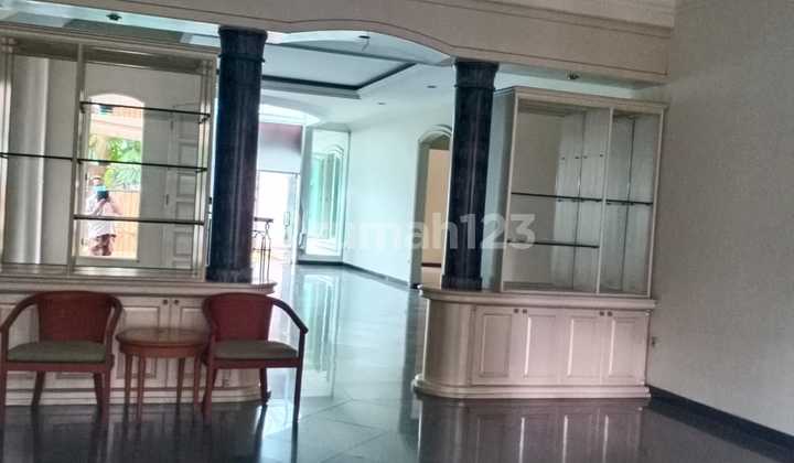 Rumah di Menteng 5 Kamar Tidur 2