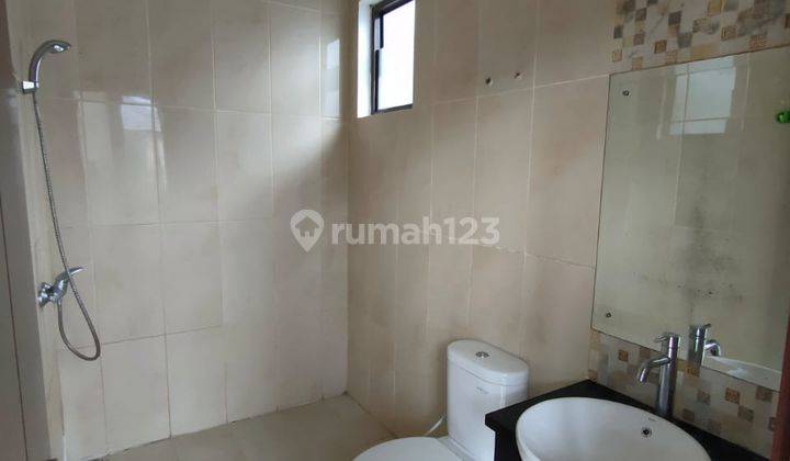Disewakan rumah 2 lantai posisi di hook lokasi sentul city  2