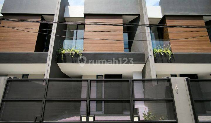 Rumah Bagus 2 Lantai Baru SHM di Kutisari, Surabaya 2