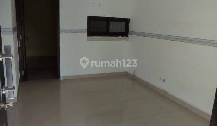 ruang keluarga rumah bagus terawat di cluster