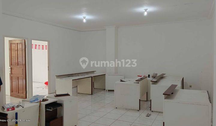 Ruko Gandeng 3 lantai siap huni di Jakarta 1