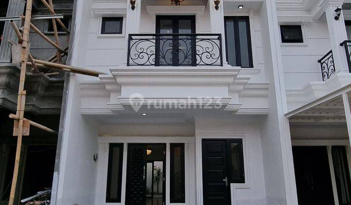 La town house modern classic 3 Lantai di Lenteng agung 1