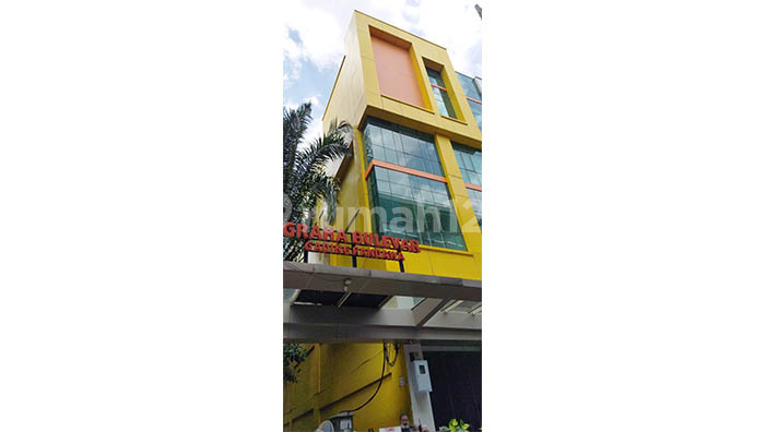 Graha Bulevar shop-house, equipped with elevator, suitable for banks, showrooms, etc. on Kelapa Gading Boulevard.