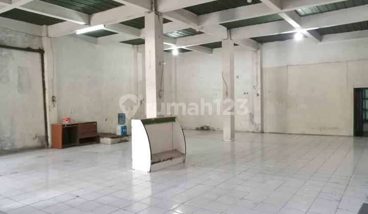 Disewakan Ruko Besar 3 lantai  di Gunung Batu - Pasteur 11