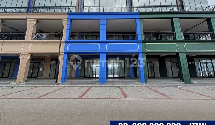 Marina Bay Row House Type New York, 2 View Facing Main Road