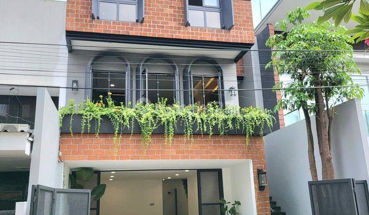 Rumah Furnished 3 Lantai Di Pondok Indah Hadap Selatan 1