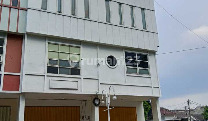Strategic 3-Story Shophouse in Sawojajar 1