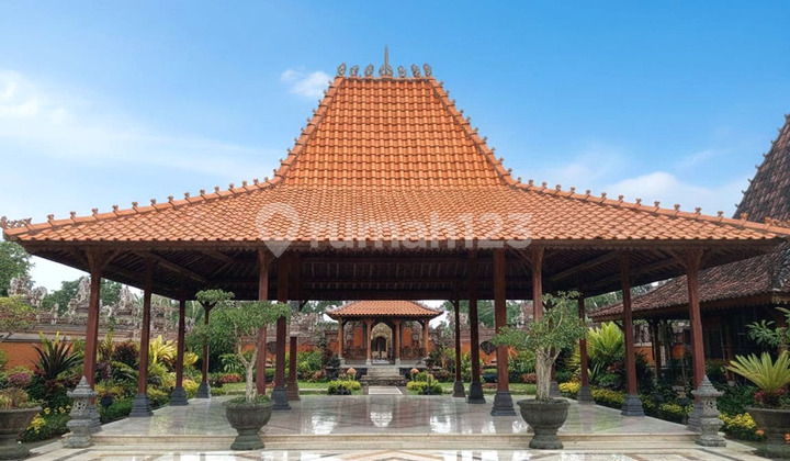Antique Joglo Pavilion, 20 Main Pillars, Pecok Secondary Beams, Tumpangsari Carvings with 4 Openings.