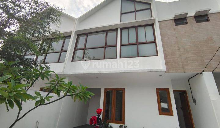 Rumah 2 Lnatai Modern di Jatiwaringin, Bekasi 4