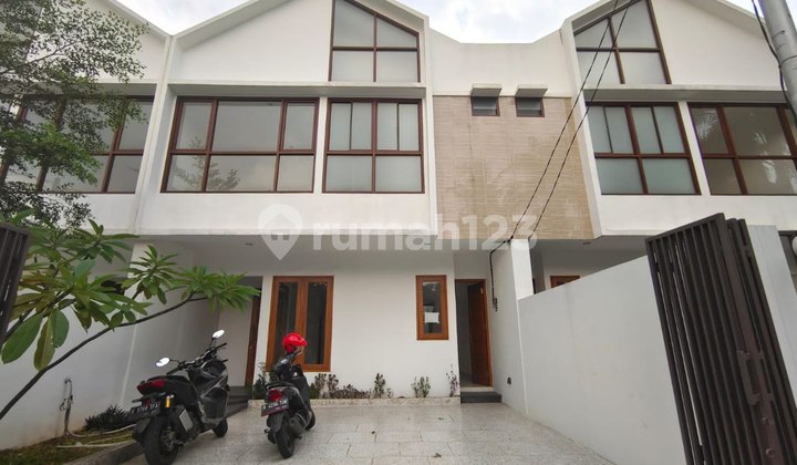 Rumah 2 Lnatai Modern di Jatiwaringin, Bekasi 5