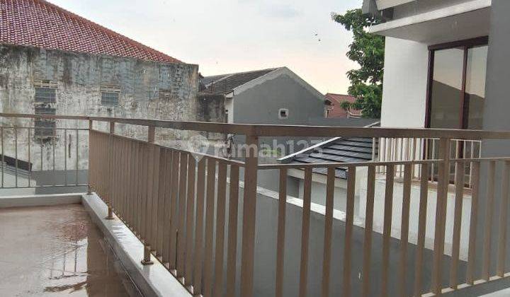 Rumah 2 Lnatai Modern di Jatiwaringin, Bekasi 8