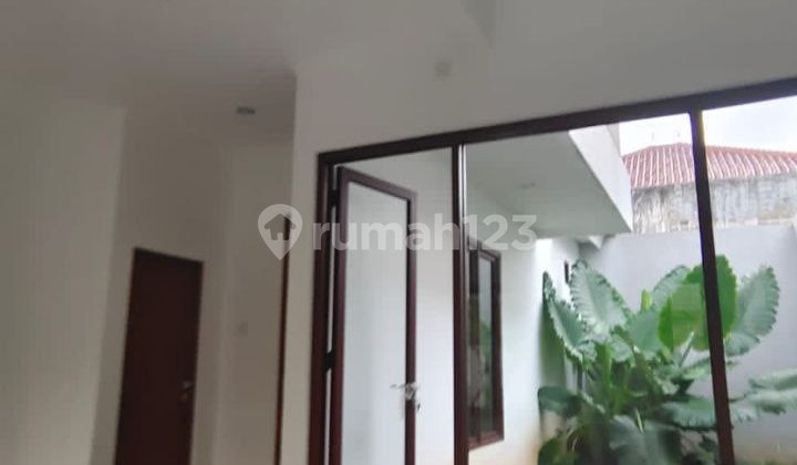 Rumah 2 Lnatai Modern di Jatiwaringin, Bekasi 9