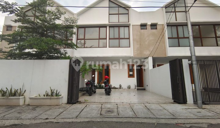 Rumah 2 Lnatai Modern di Jatiwaringin, Bekasi 1