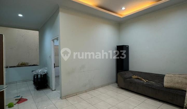Shop House in Jelambar, Jakarta, 3 Floors with SHM, Suitable for Restaurant, Office, etc.