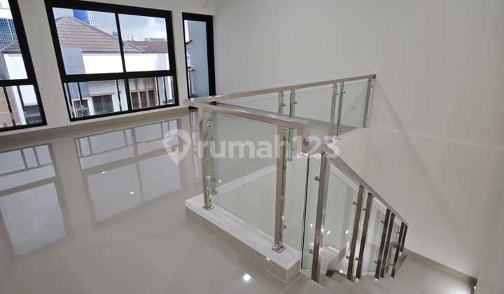House in Puri Indah, West Jakarta, Size 8x15, 3.5 floors, SHM certificate, ready to occupy. 2