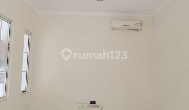 House in Green Lake City, 8x20 in size, 2 stories, corner position, with AC.