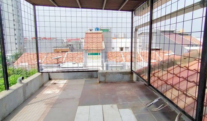 Hook Rumah di komplek Hawaian Cengkareng 3 Lantai SHM Bagus luas 210 meter  2