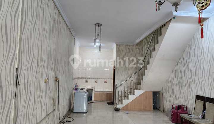 House in Teluk Gong, North Jakarta, 4.5x15m area, 3 floors. House in Teluk Gong, North Jakarta, 4.5x15m area, 3 floors.