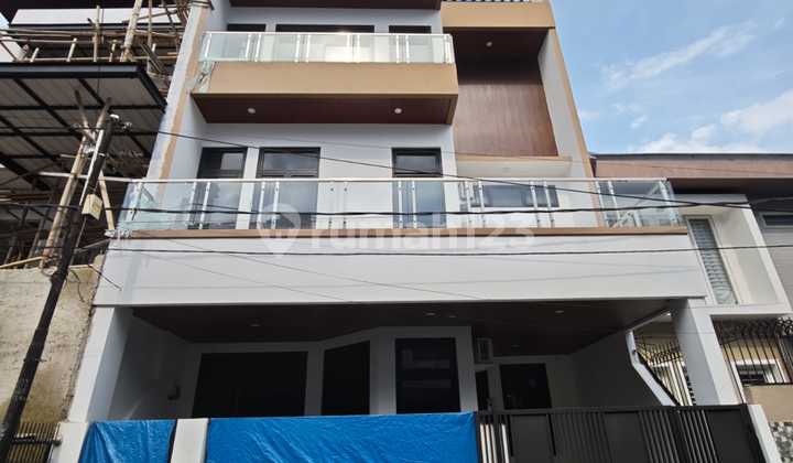 House in Puri Indah, West Jakarta, Size 8x15, 3.5 floors, SHM certificate, ready to occupy.