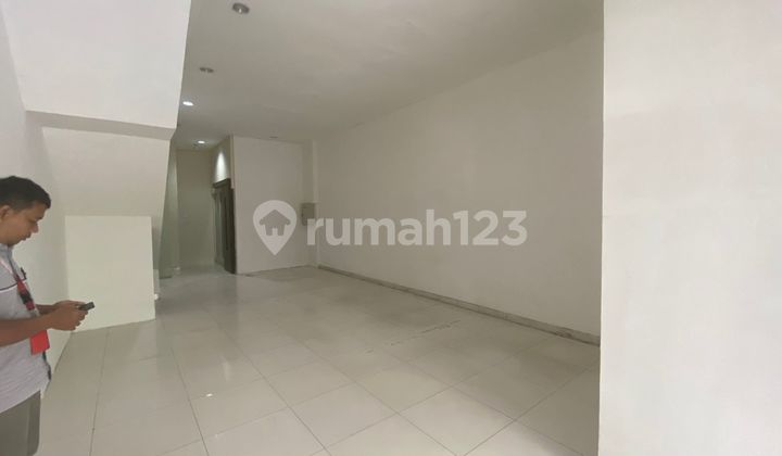 Strategic Shophouse in Pondok Indah, South Jakarta, Area 290 m2, 4 Floors 2