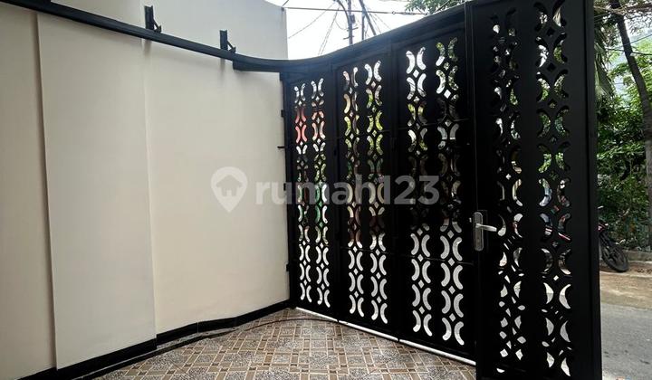Nice House in Tanjung Duren, West Jakarta, 4x12m Area, 3 Floors, Certificate of Ownership