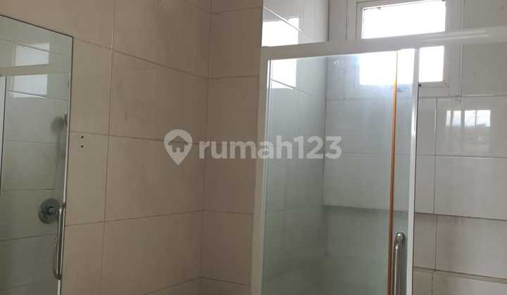 House in Green Lake City, 8x20 in size, 2 stories, corner position, with AC. 2