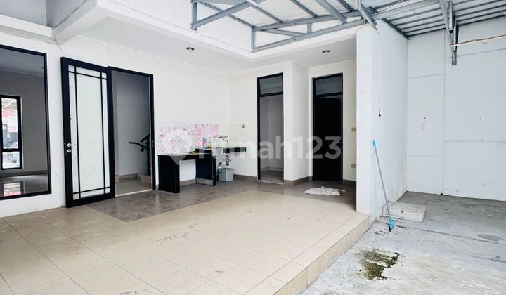 Rumah Bagus di Green Lake City Tangerang Luas 8X18 2 Lantai SHM