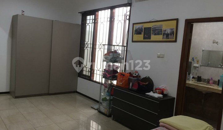 Rumah 2 Lantai Bagus SHM di Graha Family, Surabaya 2