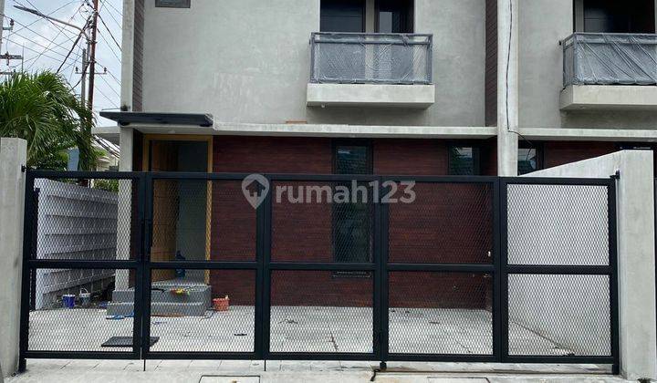 Rumah 2 Lantai Bagus SHM di Kutisari, Surabaya 1