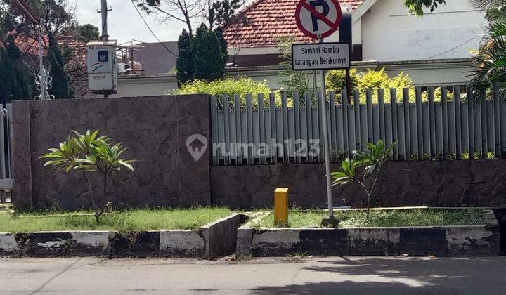 Rumah Bagus SHM di Imam Bonjol, Surabaya 1