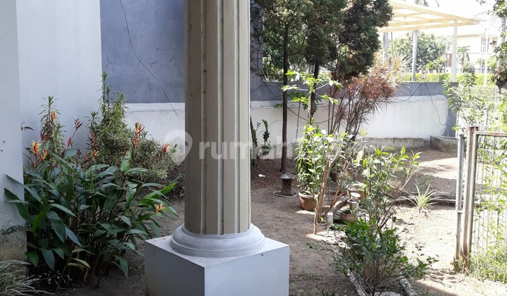 Rumah 2 Lantai Bagus SHM di Graha Family, Surabaya 2