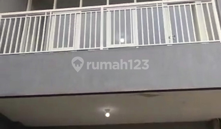 Ruko di Dian Istana, Surabaya 250 m Bagus SHM 1