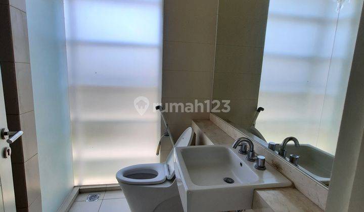 Rumah 2 Lantai Bagus Semi Furnished HGB di The Mansion, Surabaya 2